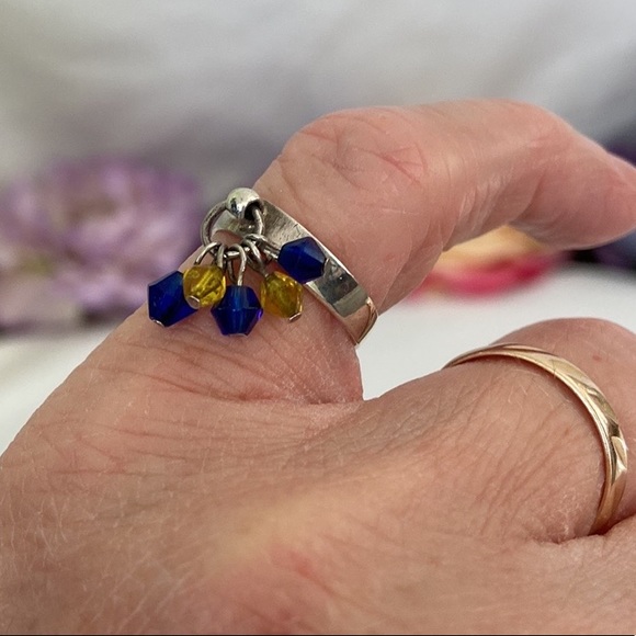 Dangling yellow and blue crystals on a silver toe ring - Picture 8 of 10